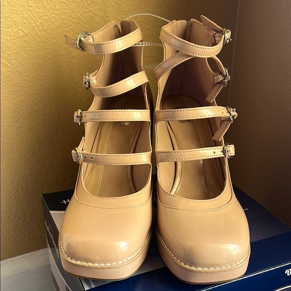 Women's 8.5 Tan Strappy Heels